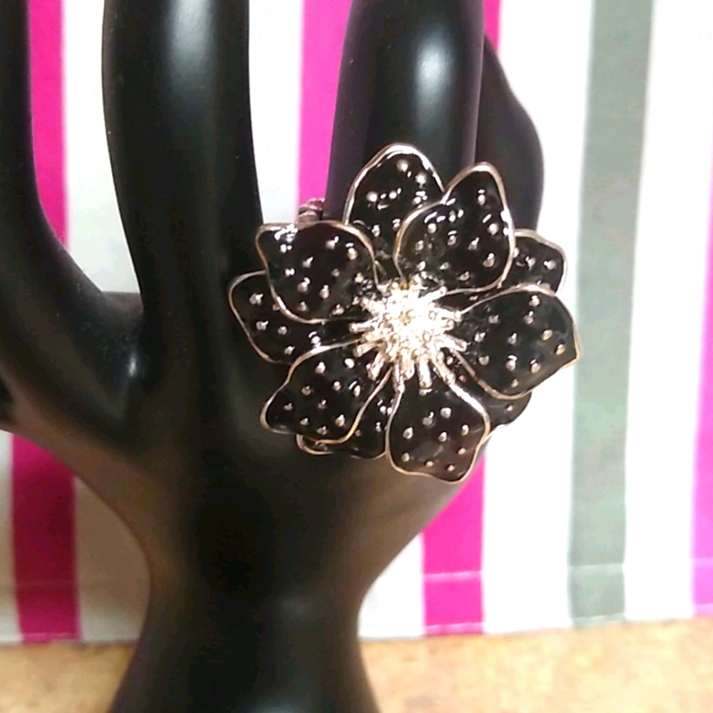 😻 3 For $15 Black & Silver Petal Freestyle Ring